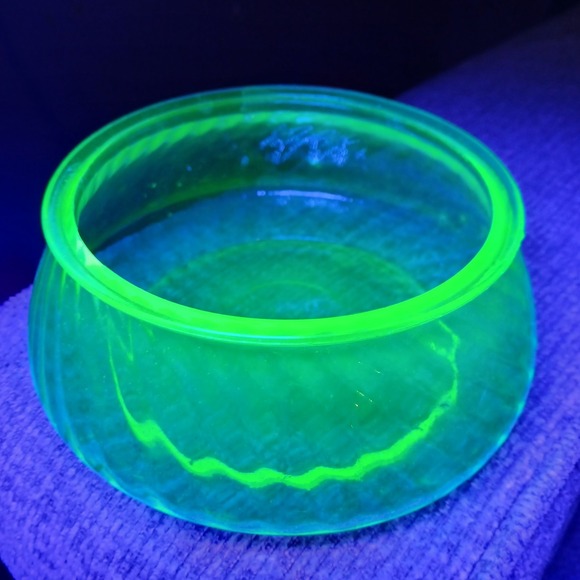 Vintage Anchor Hocking Uranium Swirl Glass Candy Dish, Green Depression Glass - Picture 2 of 7